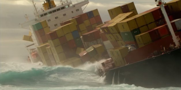 Barco soportando una fuerte tormenta.